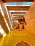 Interior de gimnasio con estructura de madera