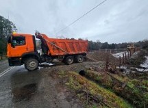 Camión tolva descargando en terreno